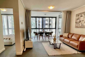 Luxury City Center King Bed Apartment and Study